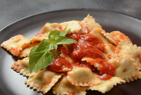 Ravioli de Frango e Requeijão ao Molho Pomodoro Ravioli de Frango e Requeijão ao Molho Pomodoro