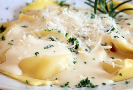 Ravioli quatro queijos ao molho bechamel Ravioli quatro queijos ao molho bechamel