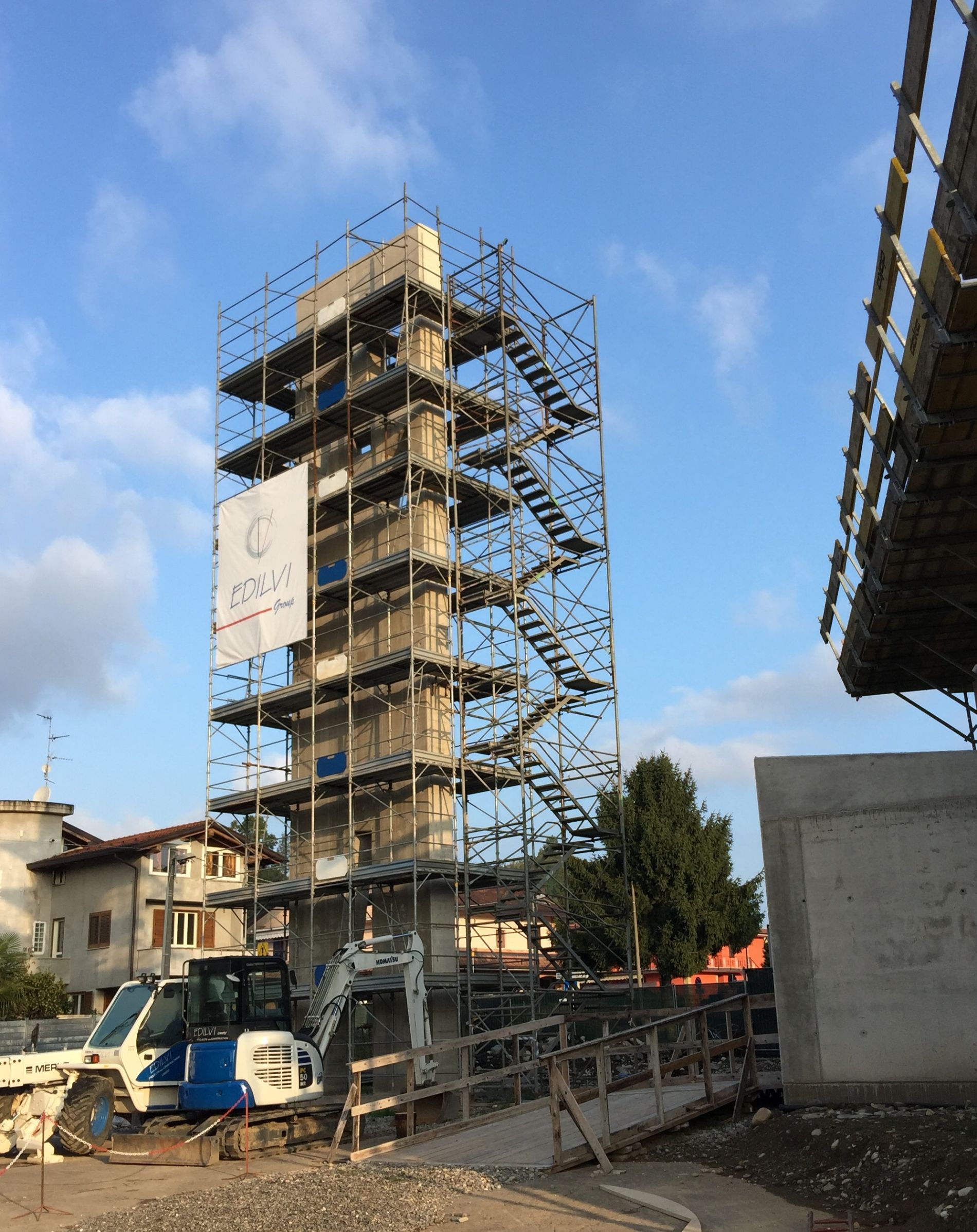 Ristrutturazione di torre con scale esterne