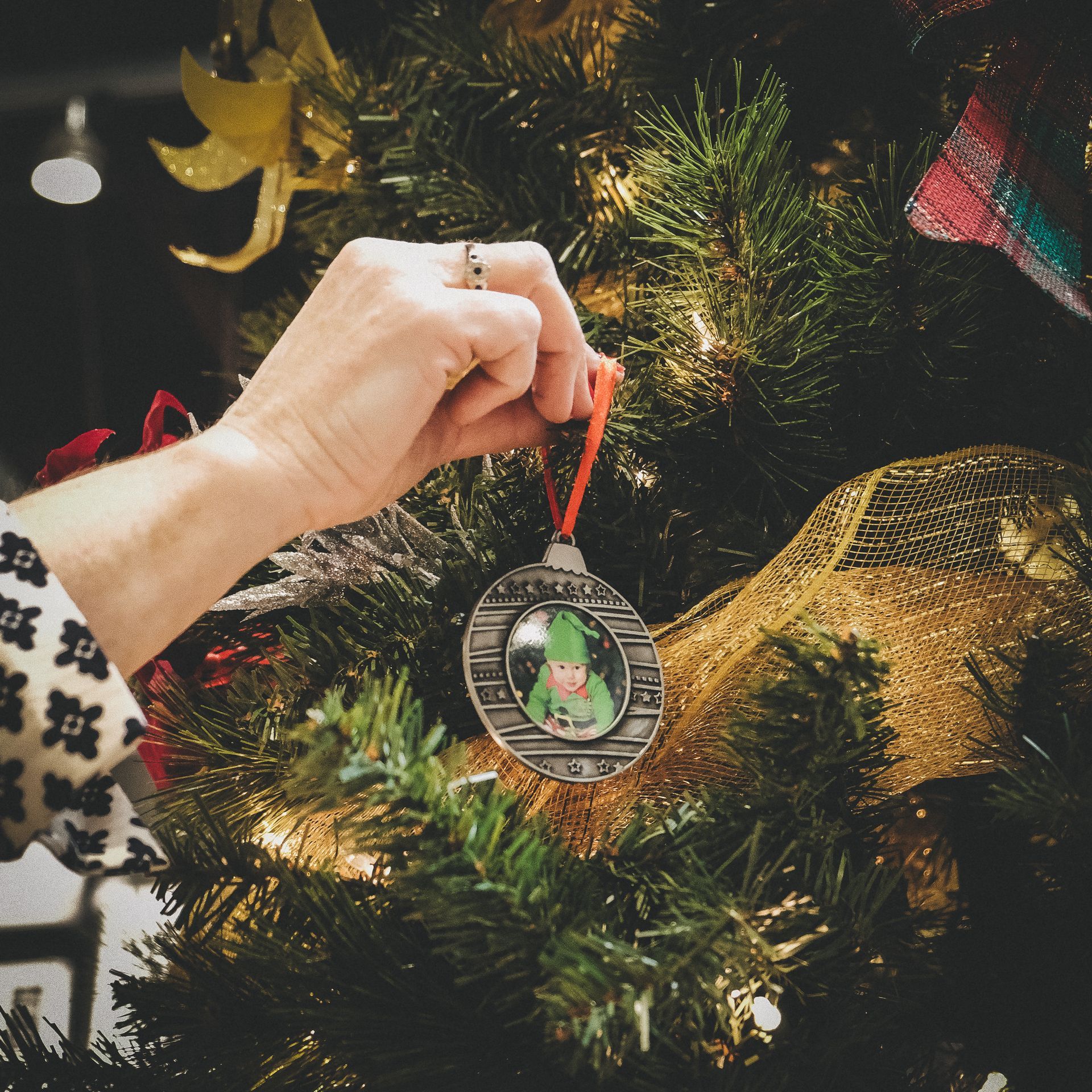 Une photo d'un arbre de Noël est accrochée à un arbre de Noël