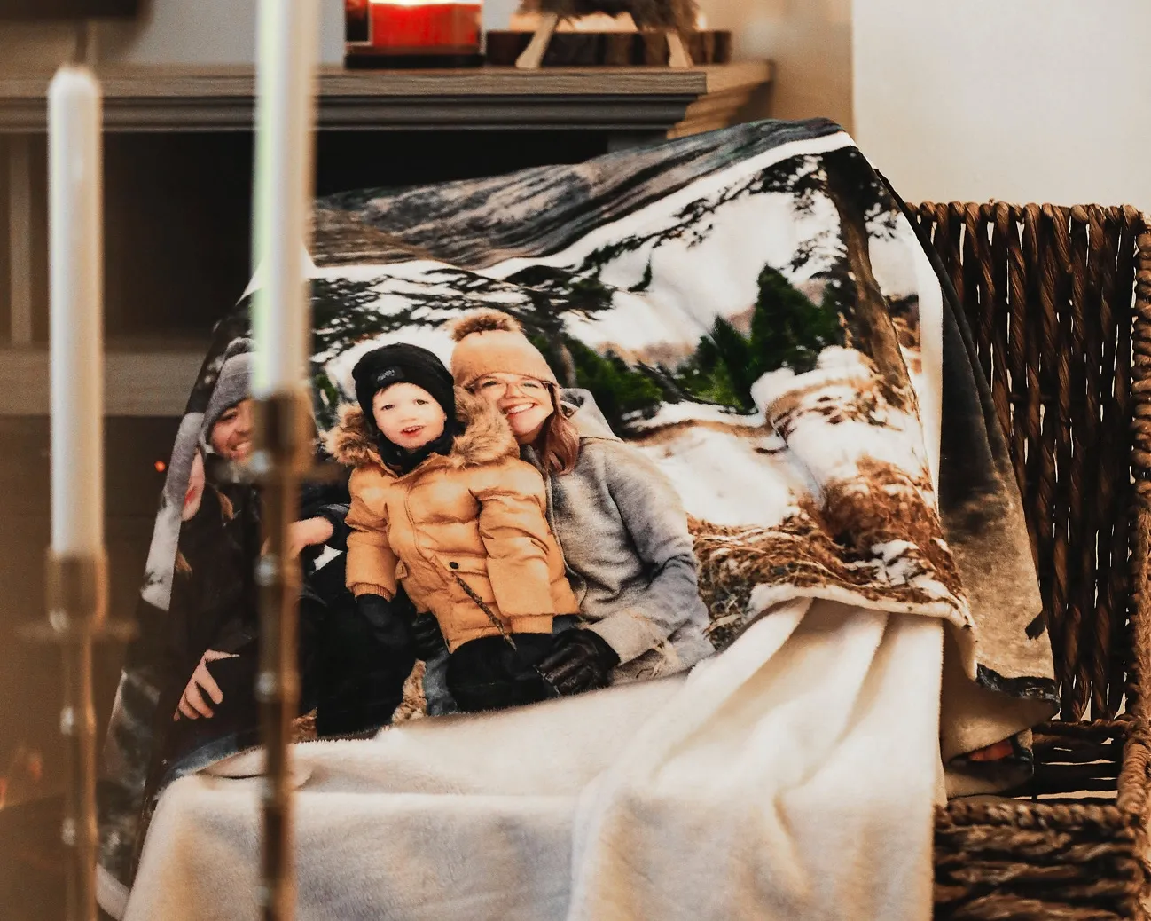 Une couverture avec une photo d'une famille dessus