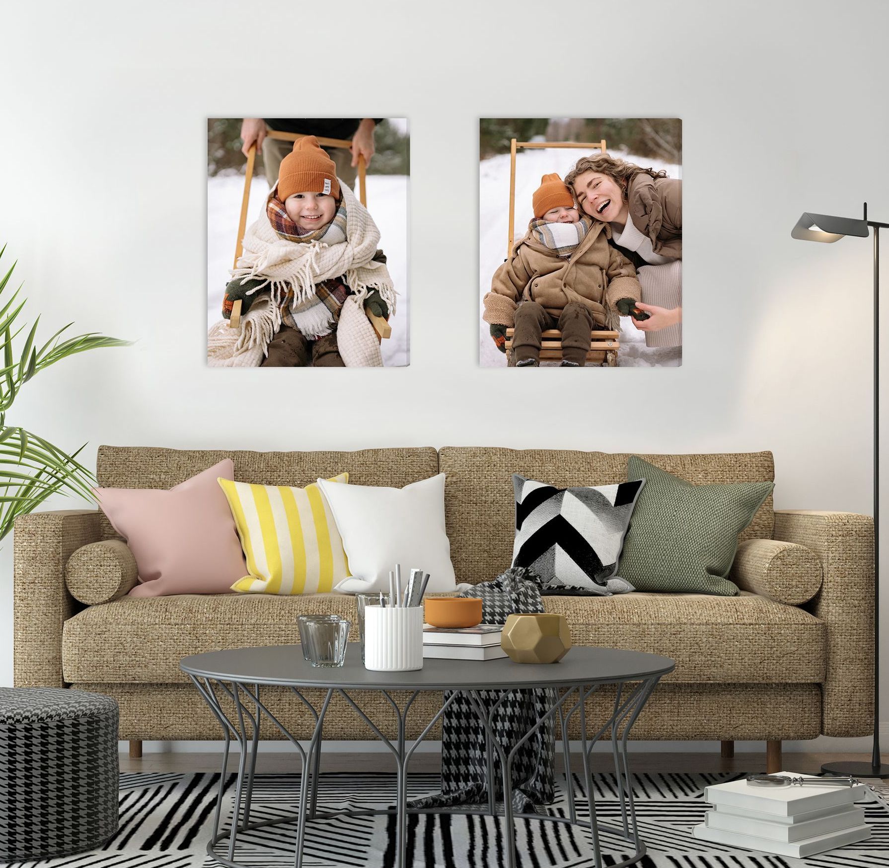 Il y a deux tableaux sur le mur au-dessus des enceintes.