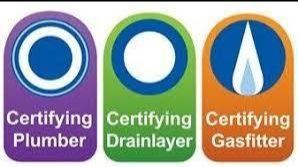 Three certification badges: plumber (purple), drainlayer (green), gasfitter (orange). Each has a symbol and text.