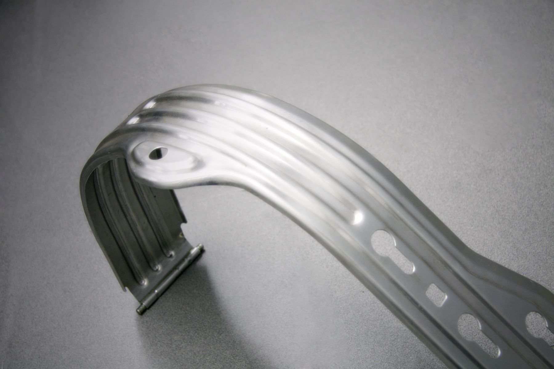 Un gros plan d'un objet métallique sur une table