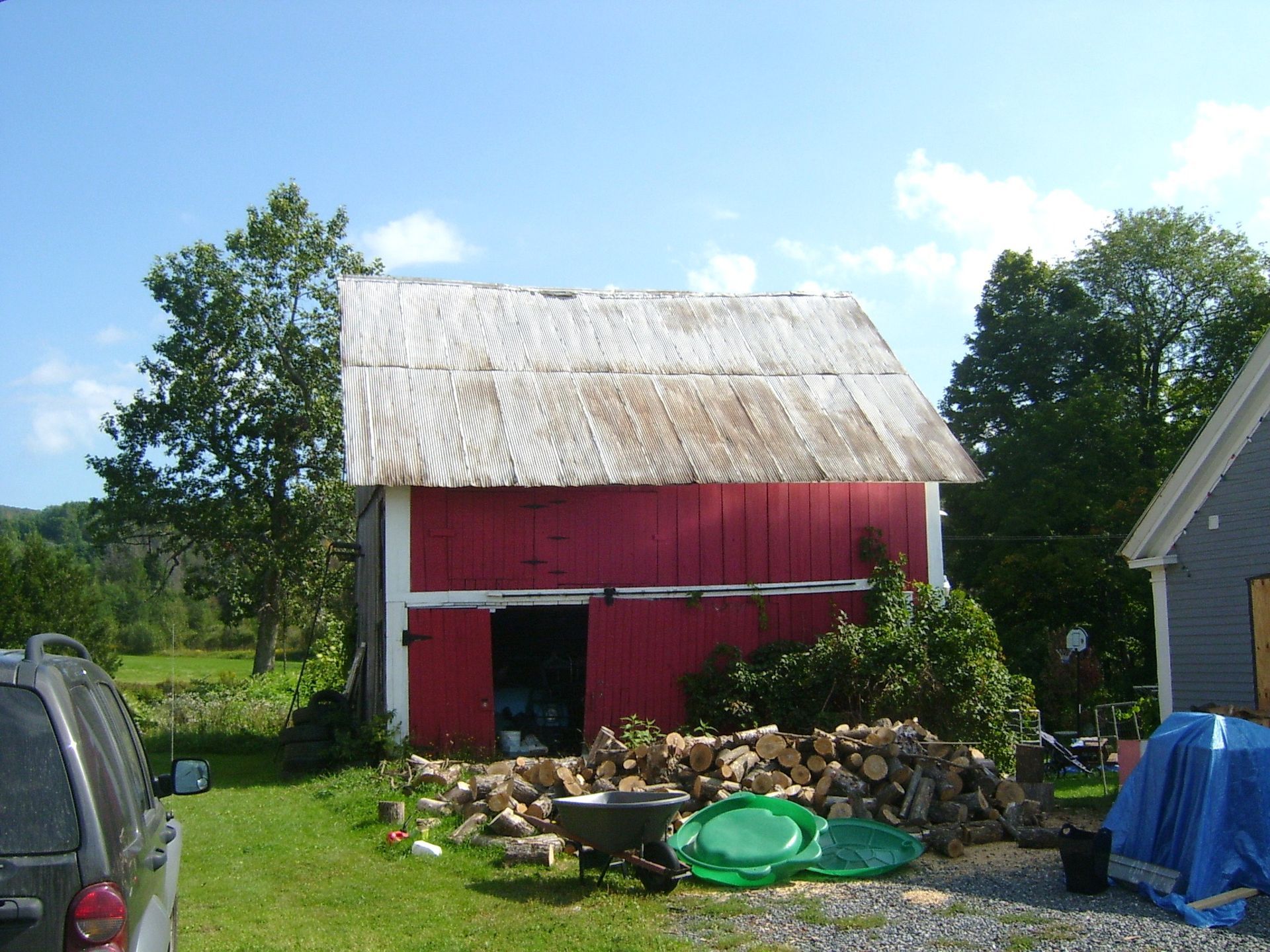 Side view of Paquin Carriage Barn in summer.