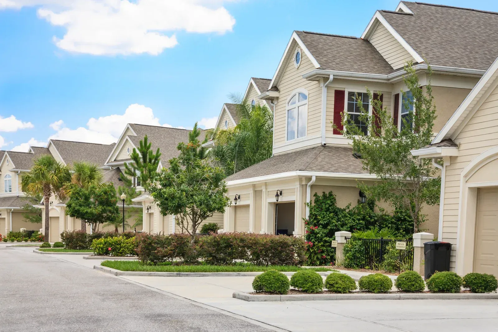 A row of houses are lined up in a residential neighborhood.