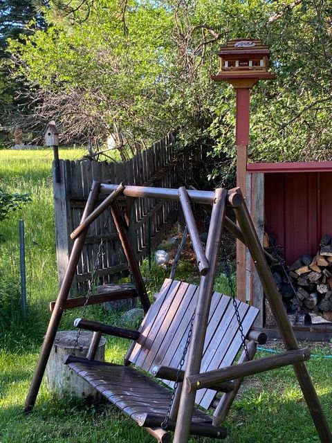 story-pines-inn-wooden-swing