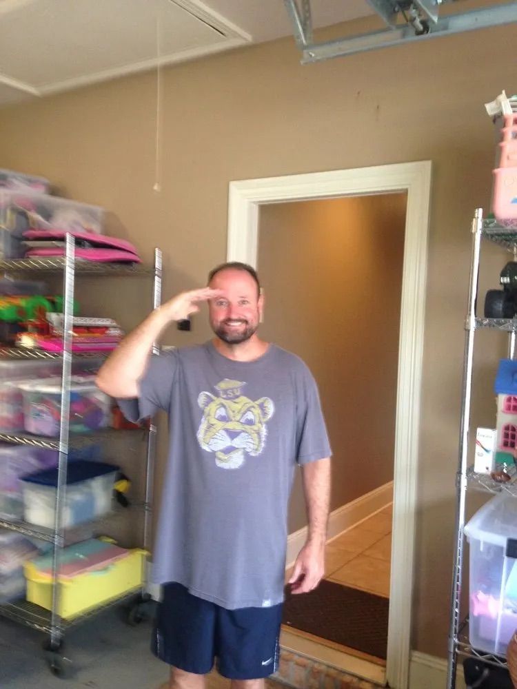 A man wearing a gray shirt with a tiger on it