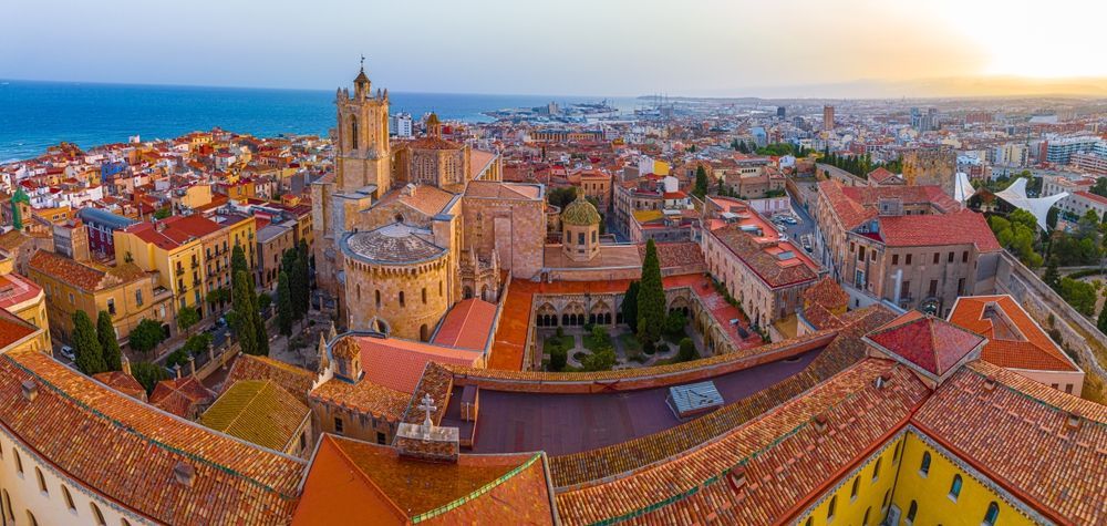 Una vista aérea de una ciudad con muchos edificios y tejados.