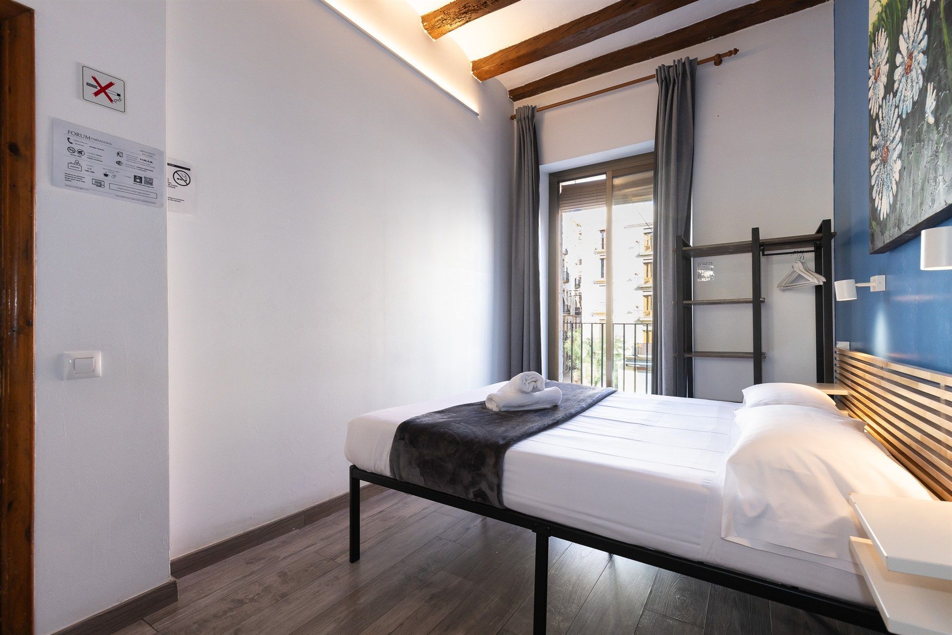 Un dormitorio con una cama grande y una puerta corrediza de cristal.