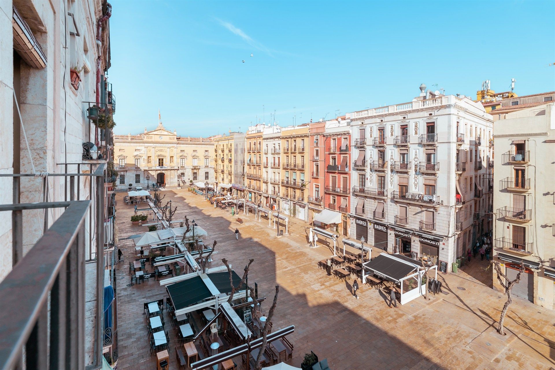 Una vista de una plaza de la ciudad desde un balcón.
