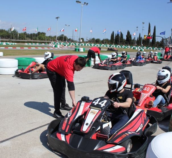 El número 44 está en la parte delantera de un kart.