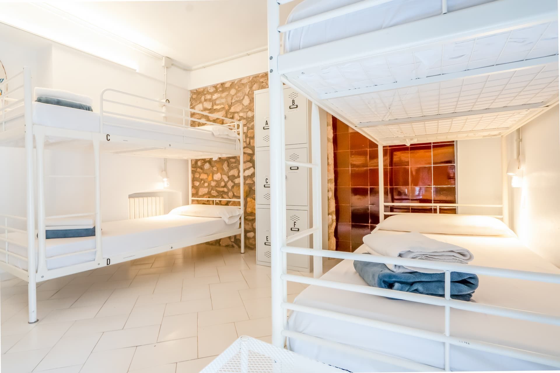 Hay muchas literas en esta habitación.