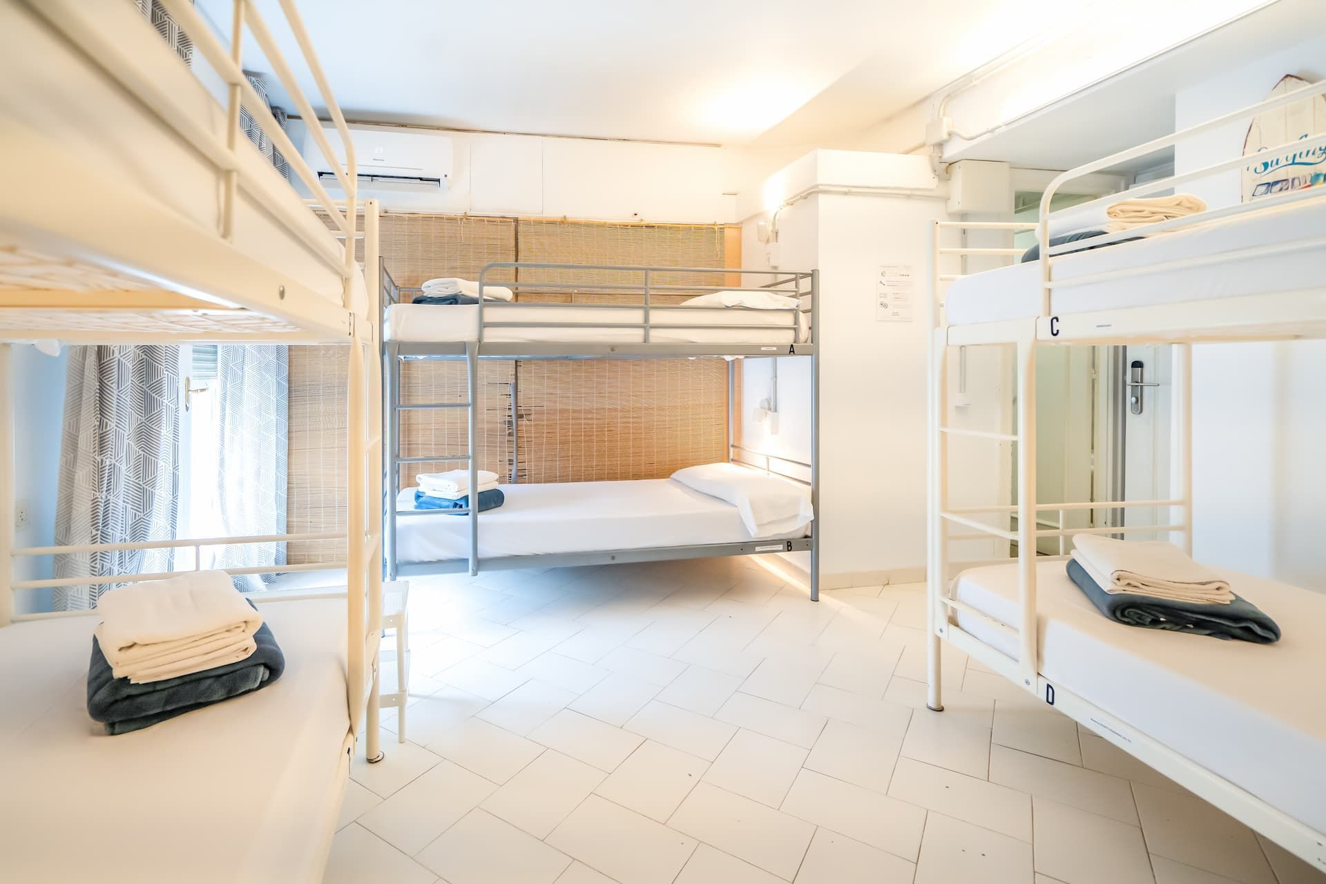 Hay muchas literas en esta habitación.