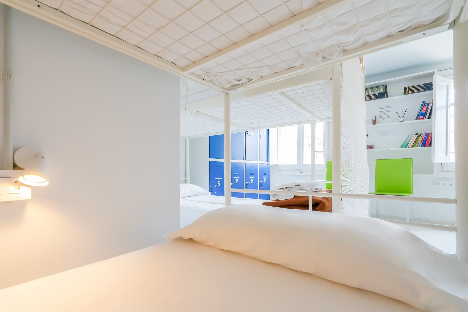 Una litera con un colchón blanco y almohadas en una habitación.