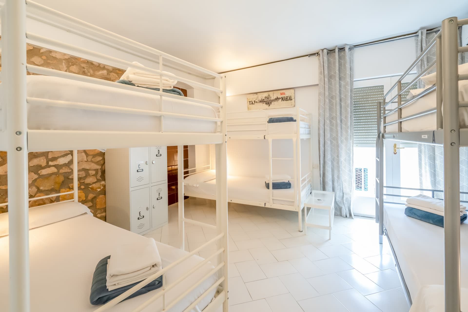 Hay muchas literas en esta habitación.