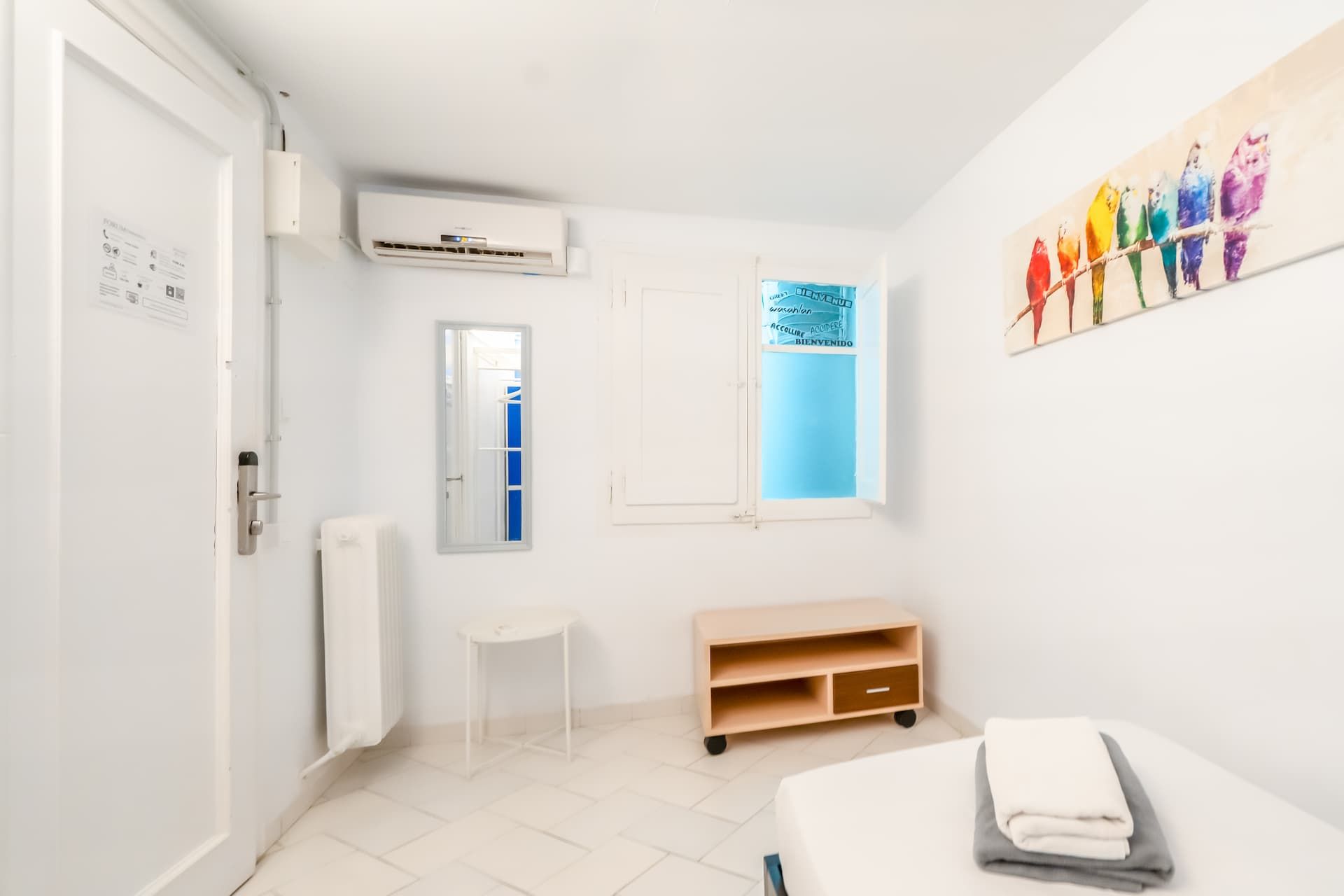 Un dormitorio con una cama y un cuadro en la pared.