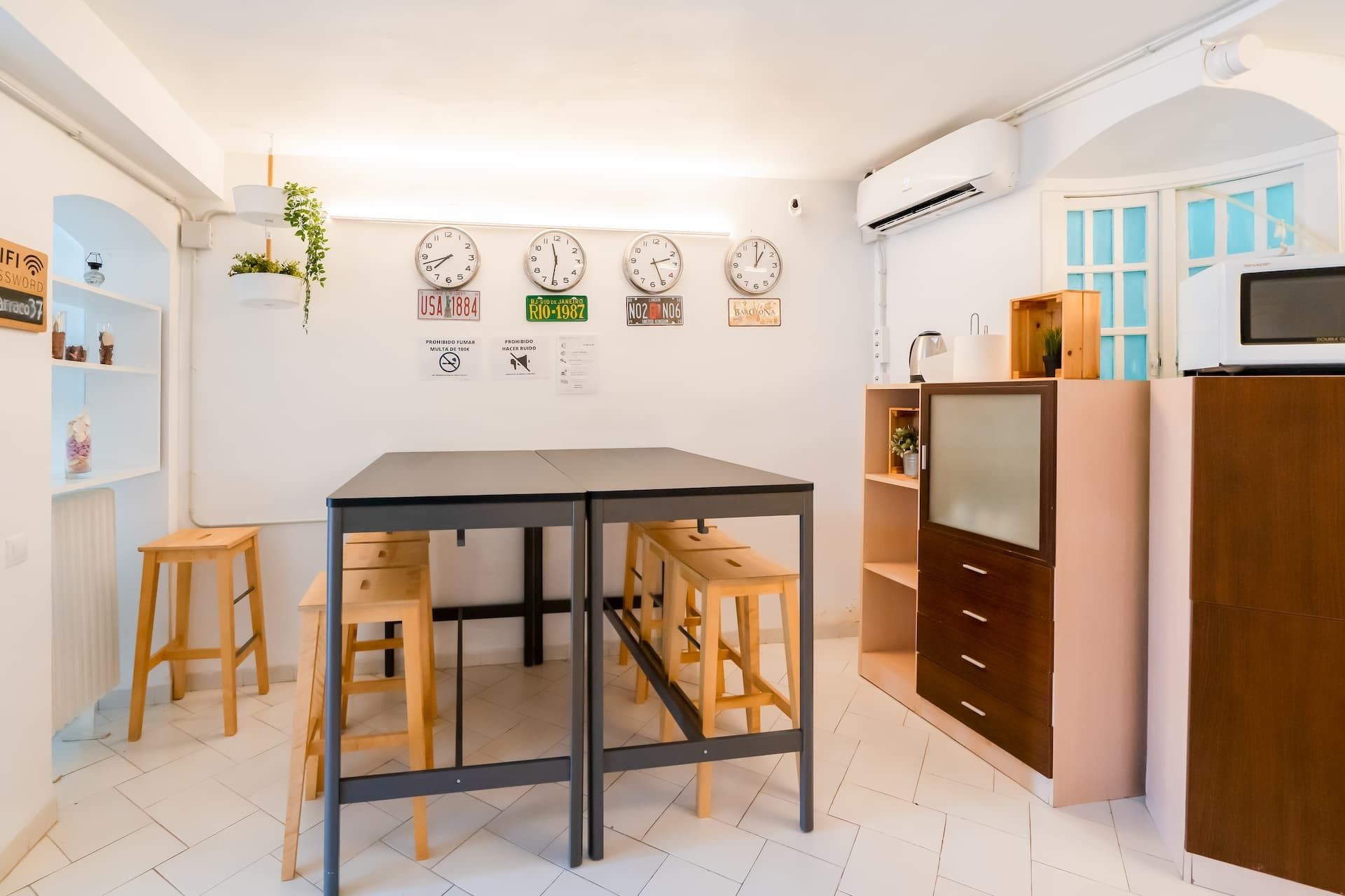 Una habitación con una mesa y taburetes.