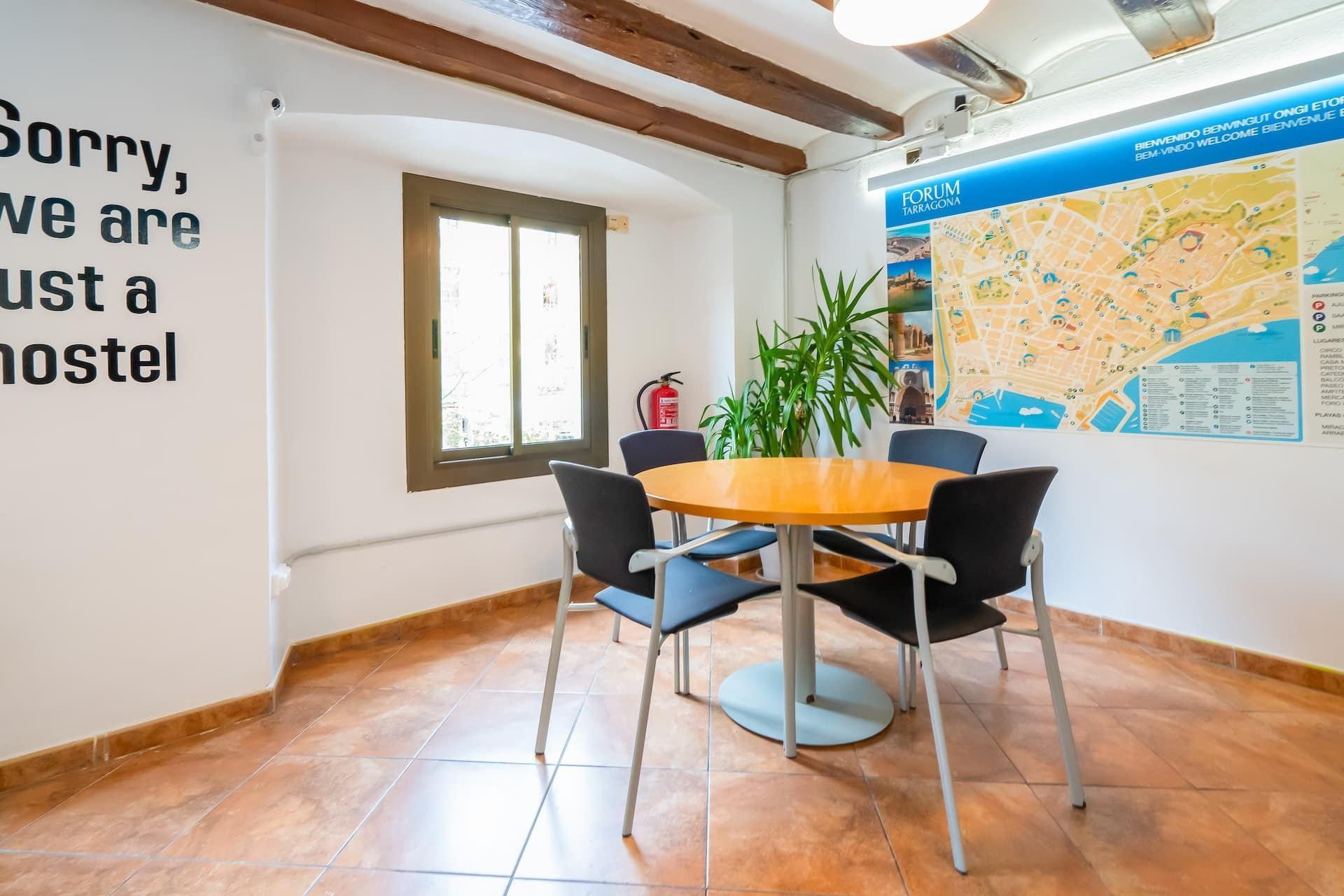 Una habitación con una mesa y sillas y un mapa en la pared.