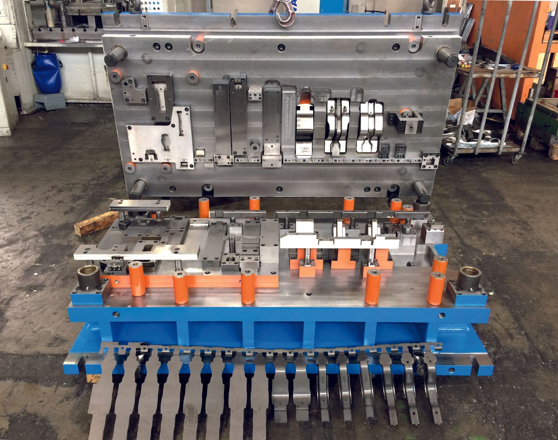 macchinario in azienza stampi