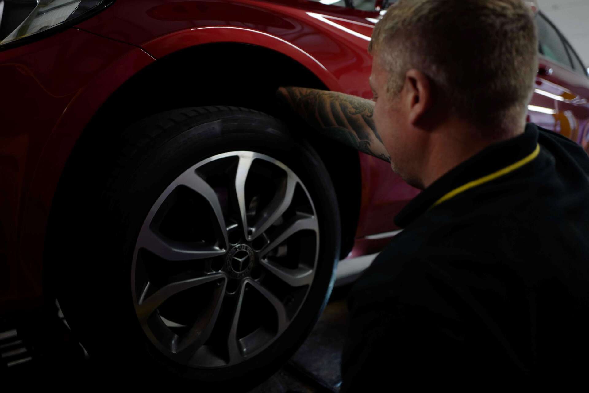 Mechanic changing a tyre