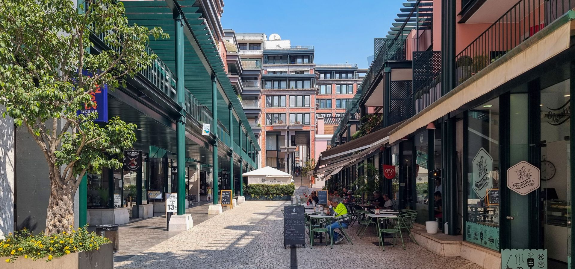 Cozy dining area of Il Mercato, an Italian restaurant in Lisbon’s Amoreiras district.