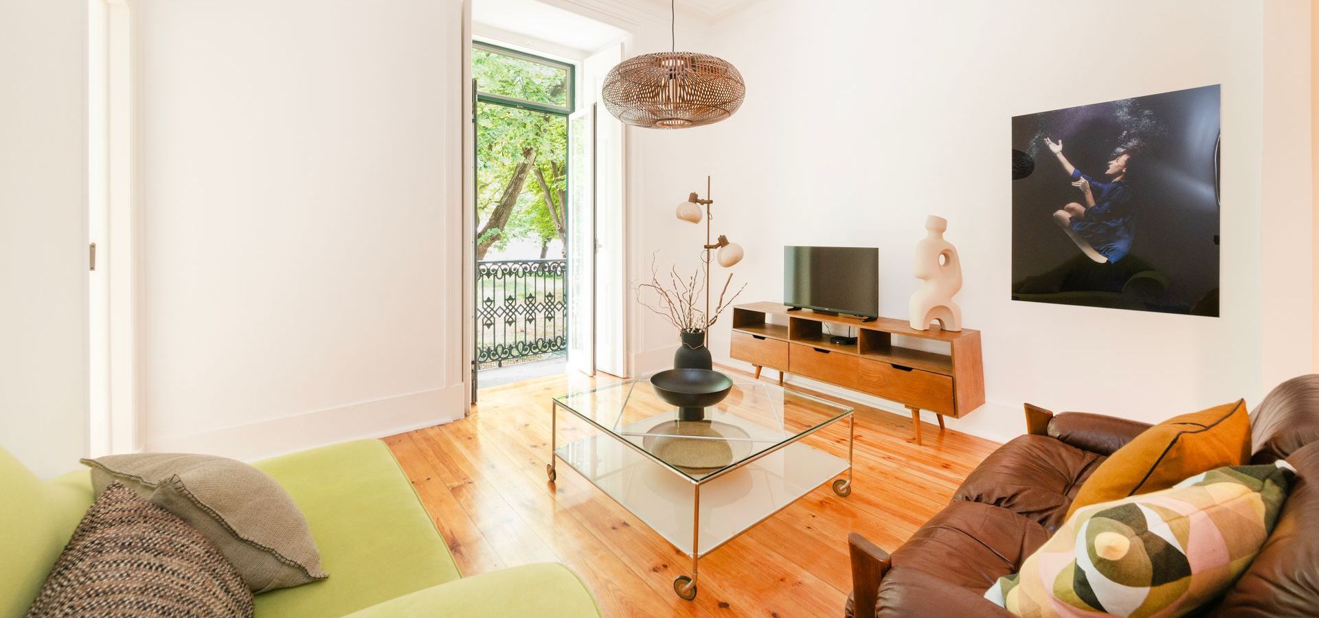 Cozy Cheese & Wine Apartment in Jardim das Amoreiras with a charming sunbath area, offering a warm and inviting atmosphere perfect for relaxation and comfort.