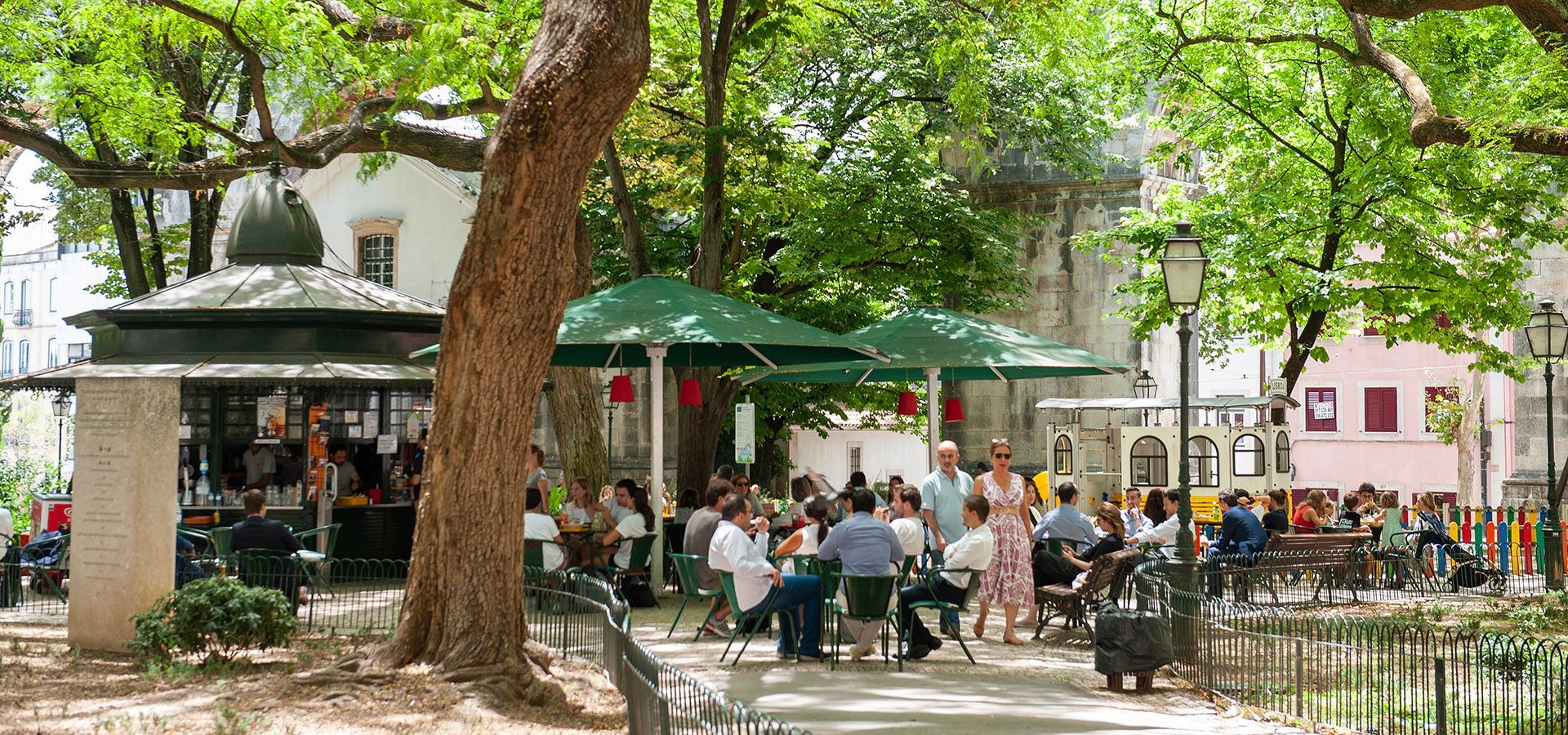 A peaceful garden in Amoreiras, Lisbon, shaded by mulberry trees and a charming central fountain.