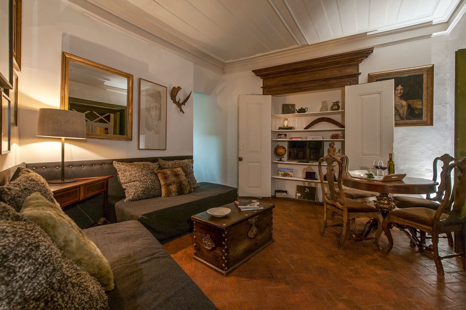 Charming Living Room with Vintage Furniture in Alfama – Stay at Cheese & Wine Apartments