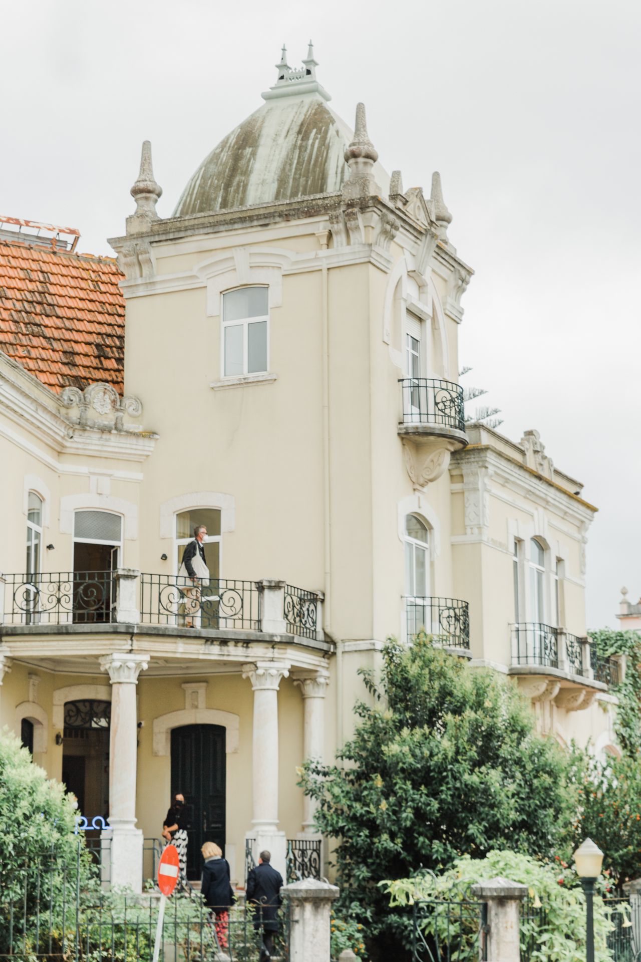 Guests visiting art exhibitions at Cheese & Wine Lapa — where hospitality meets creativity.