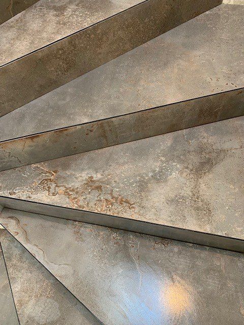 Détail marches d'escalier courbe Martigny