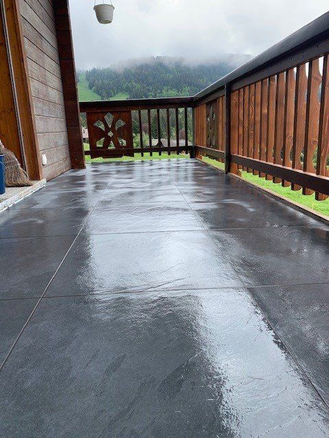 Terrasse grosse dalles grises Valais