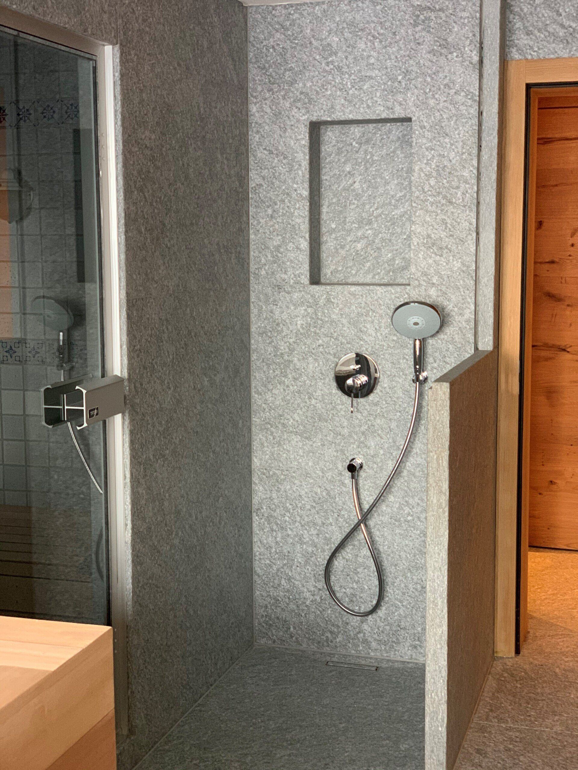 Salle de douche pierre