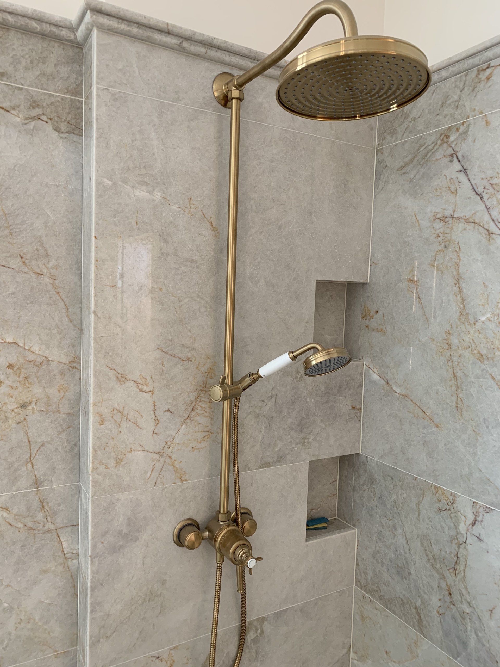 douche avec pommeau doré