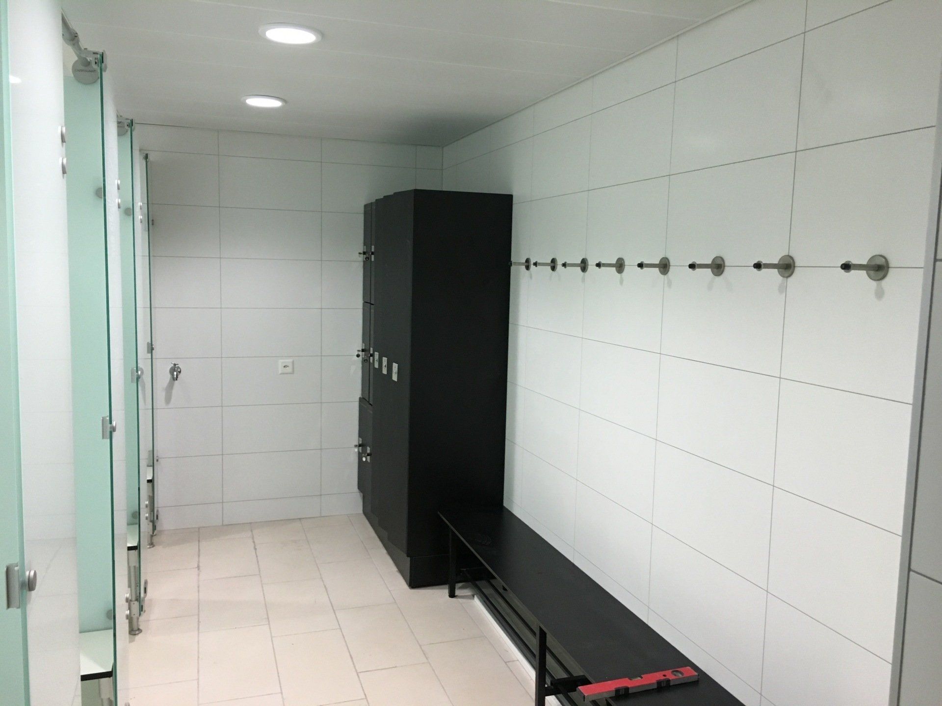 sanitaires publics avec banc et stales