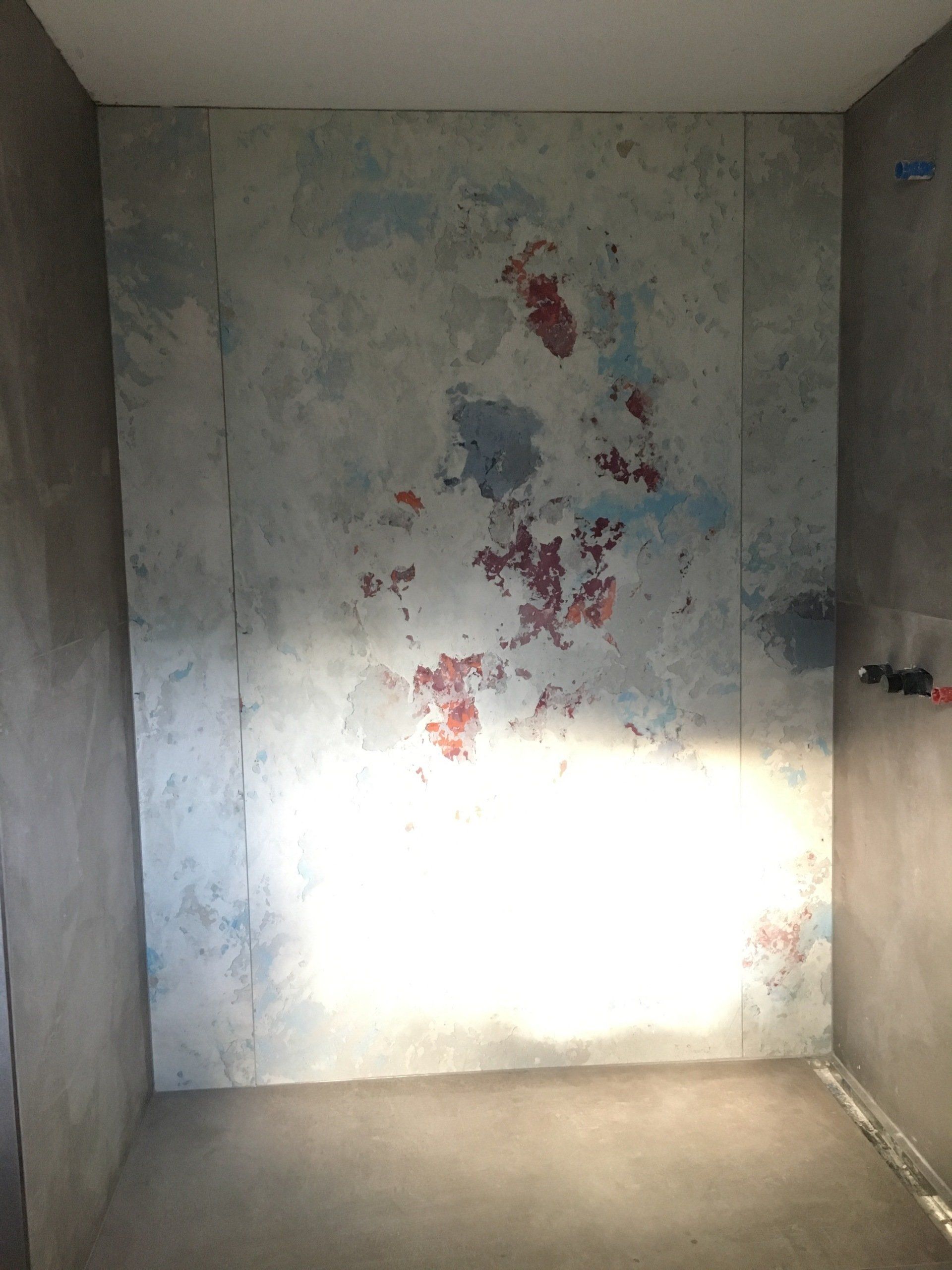 salle de douche avec art moderne sur un mur en béton