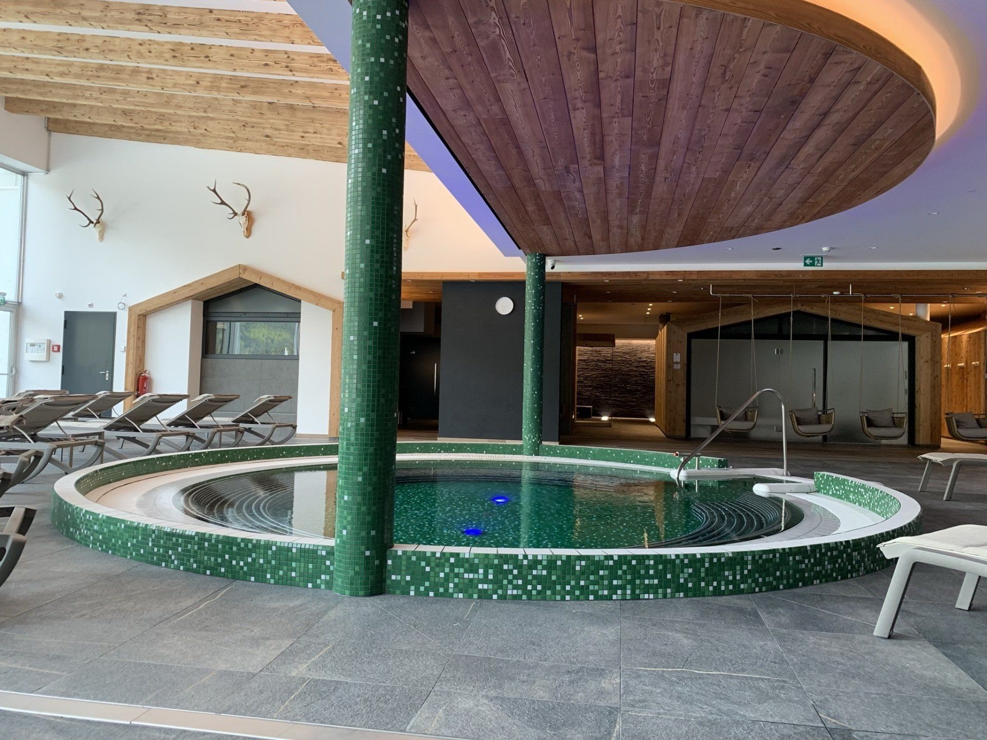 Bassin rond avec mosaïque verte