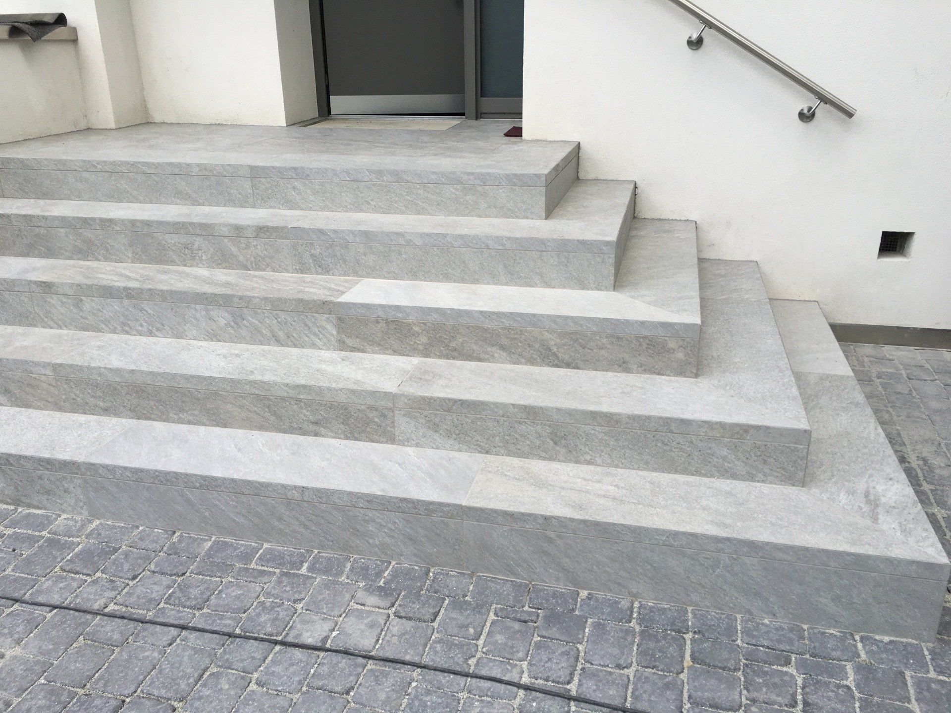 Escaliers de devanture de bâtiment sion