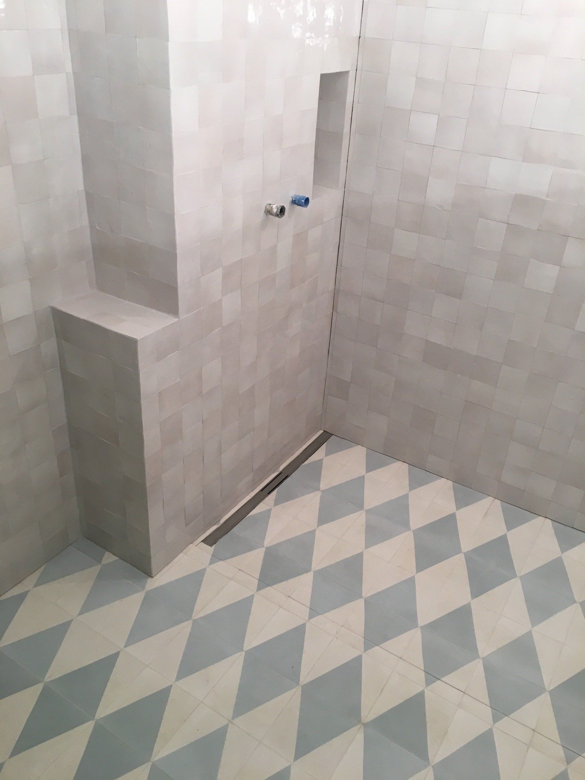 carrelage en losanges blancs et bleu clair