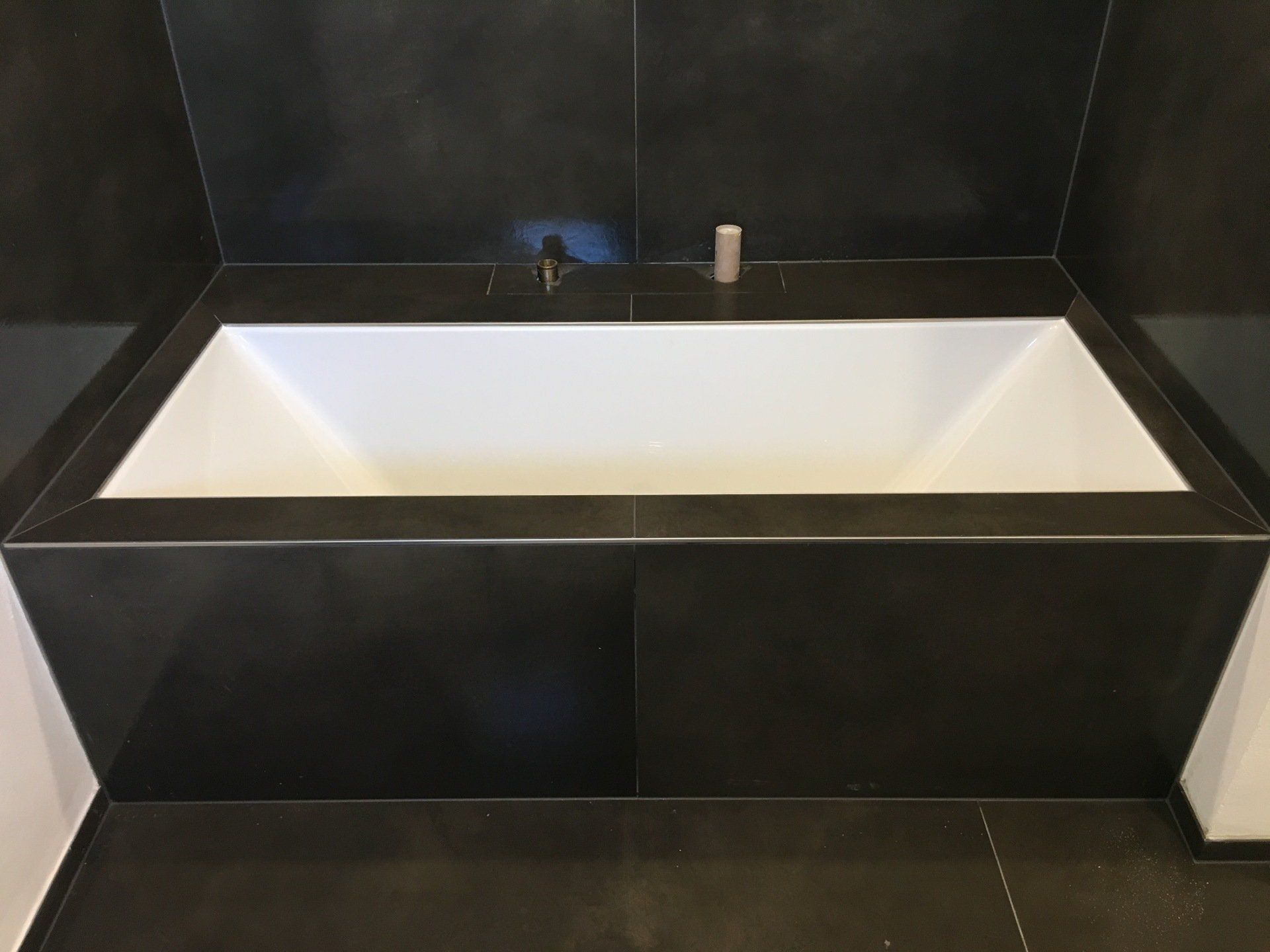 baignoire blanche cerclée de noir