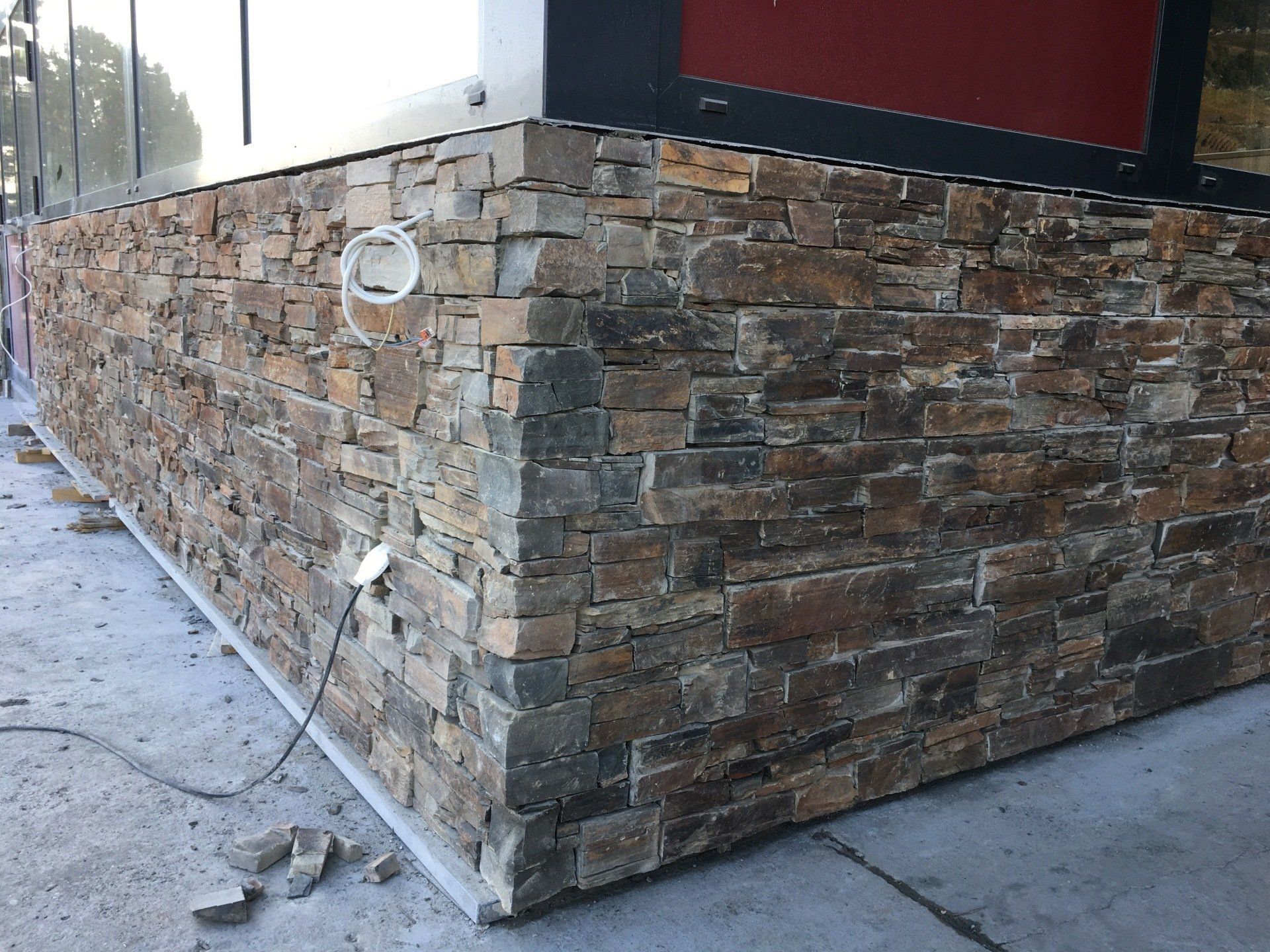 mur en pierres rougeâtres