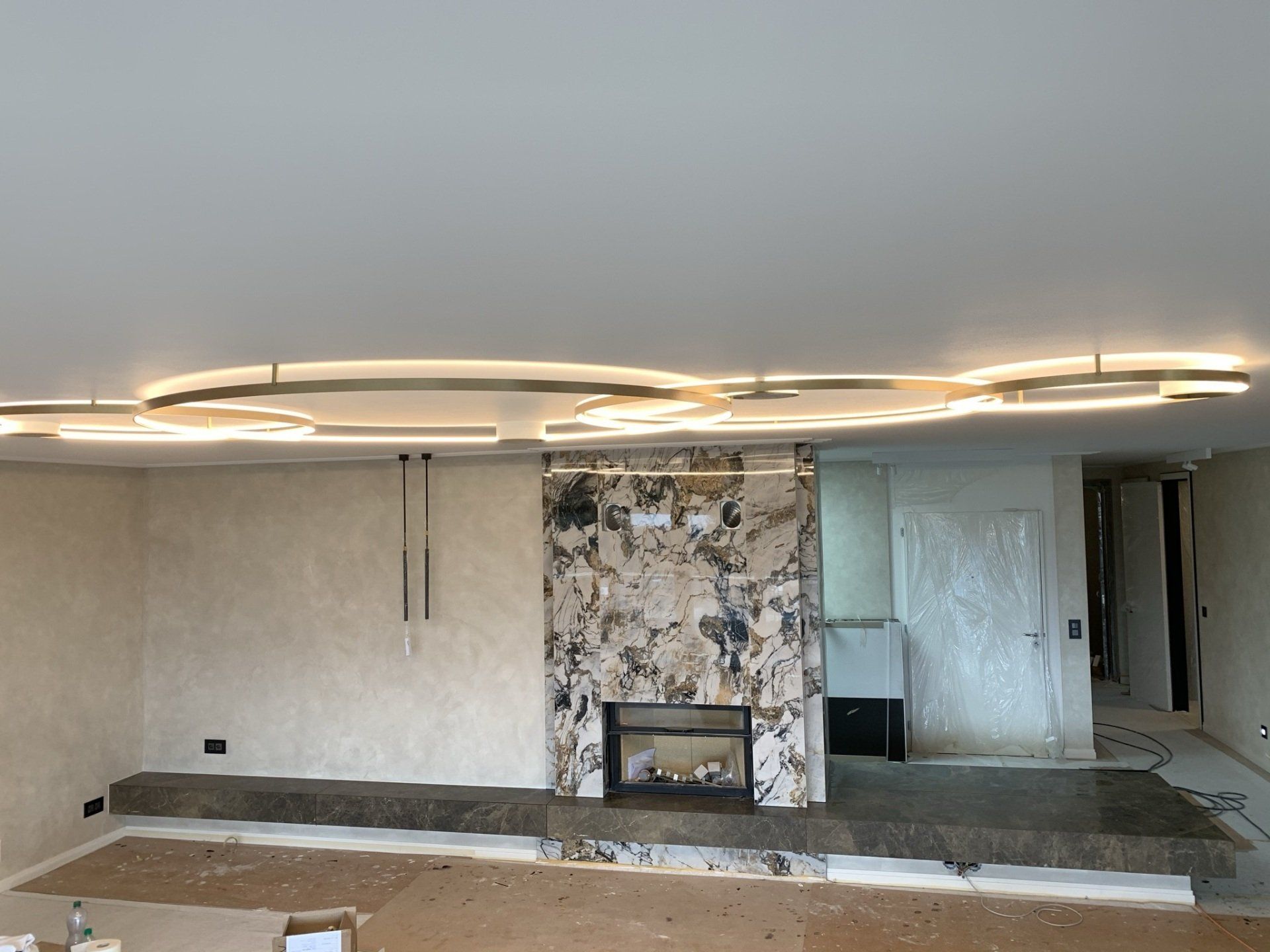 Cheminée de marbre clair