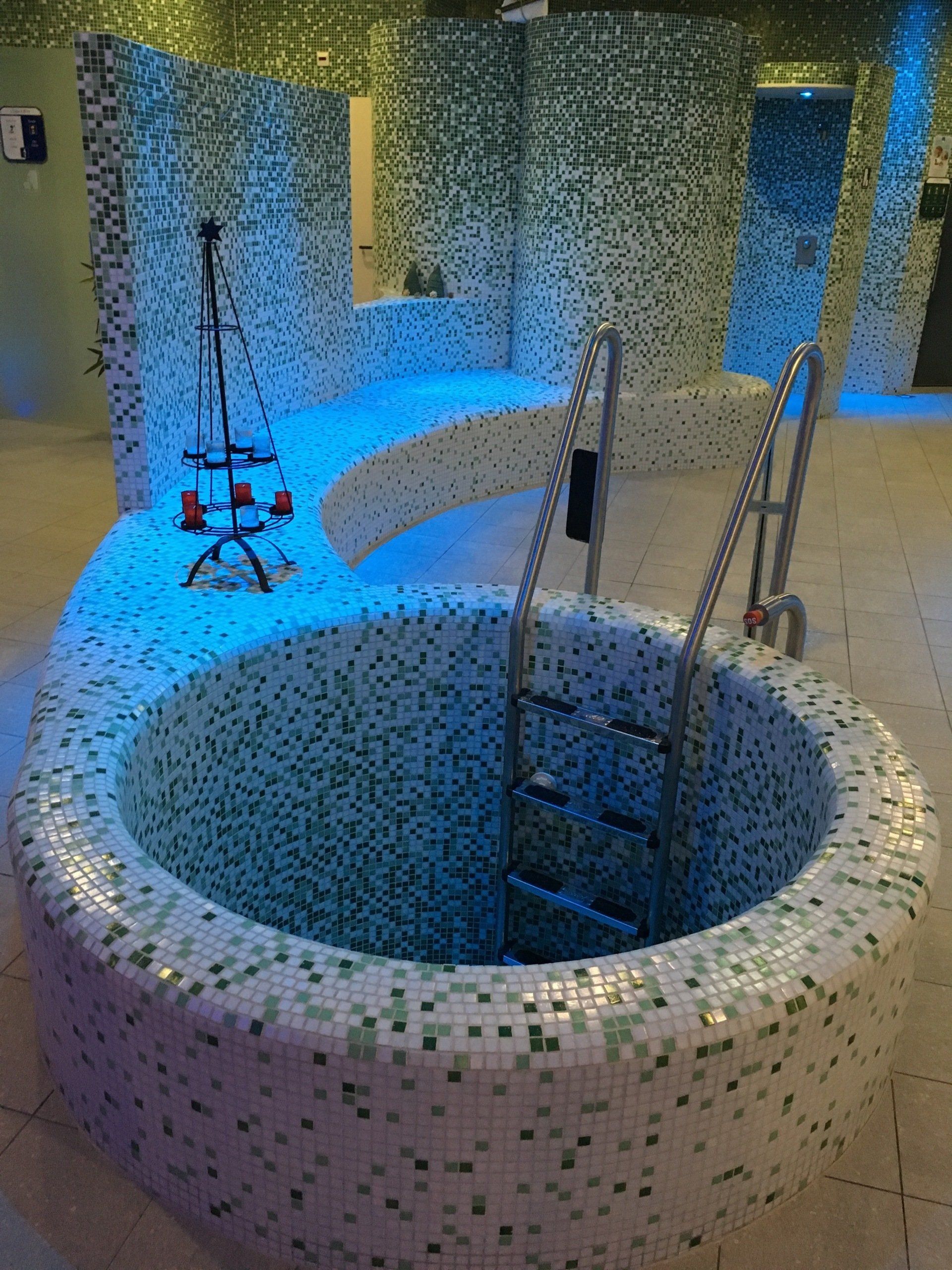 salle de bain avec teinture murale