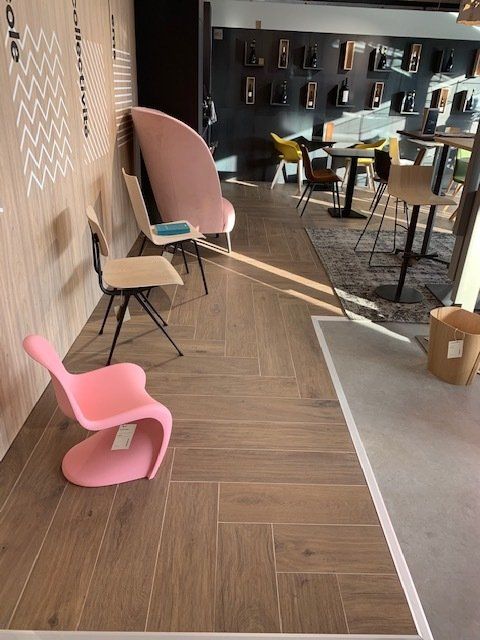 Carrelage imitation parquet avec chaise rose
