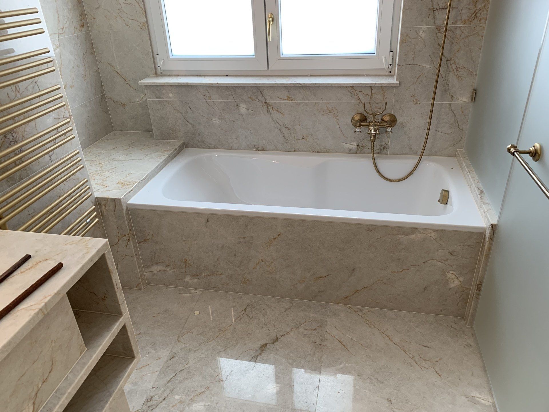 baignoire avec revêtement de marbre