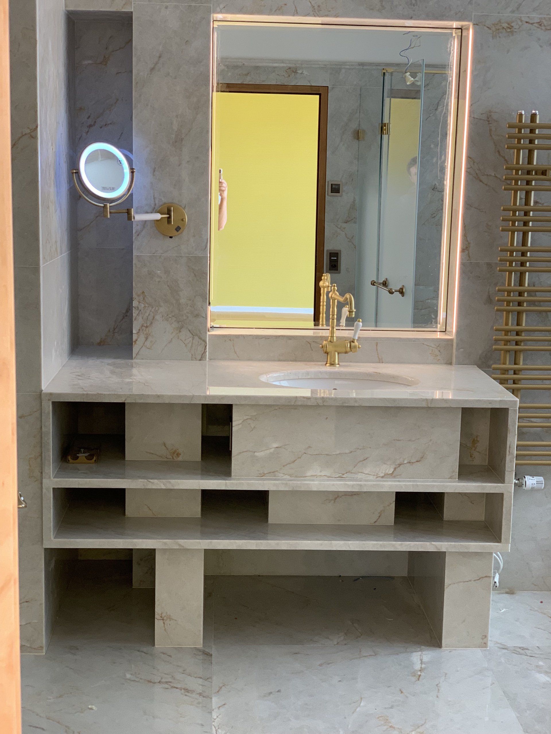 miroir de salle de bain et établi