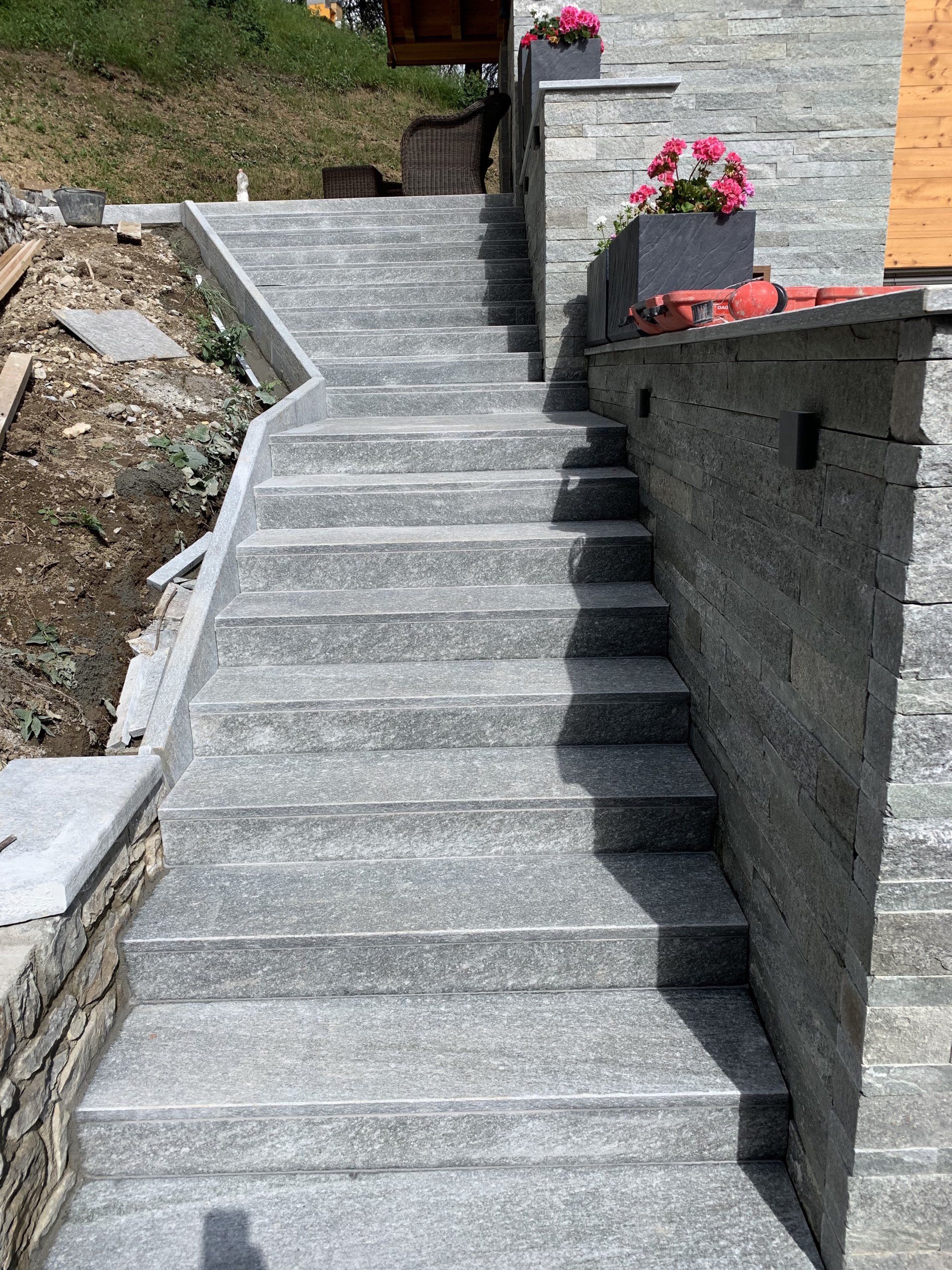 escalier pierre grise de jardin