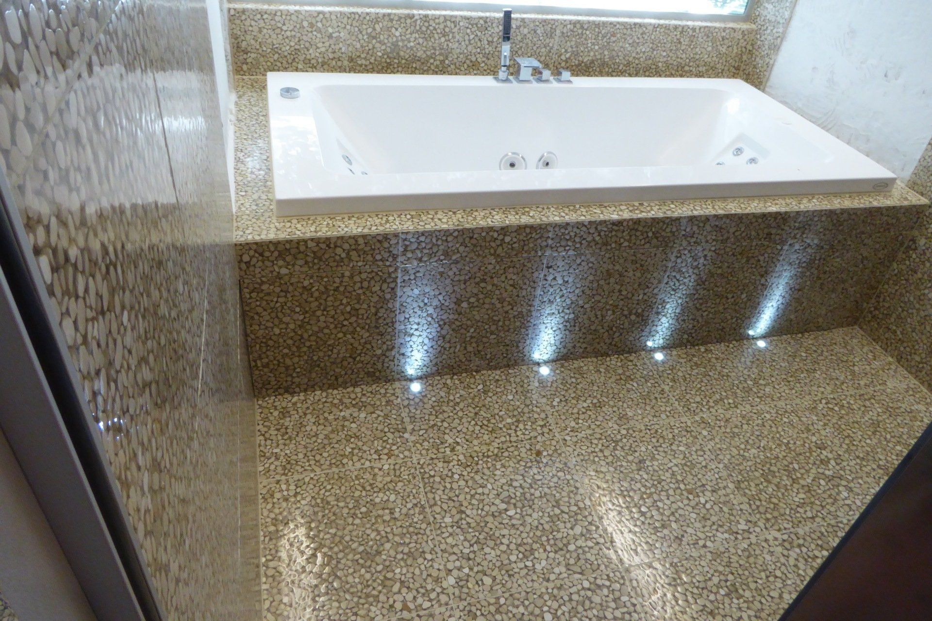 baignoire en revêtement gris