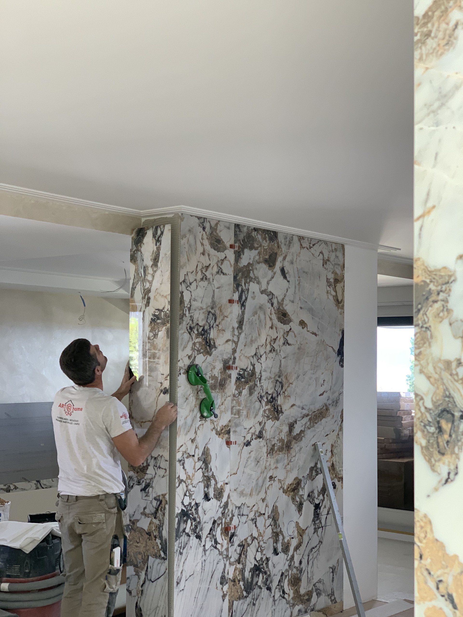 Pose de marbre sur mur