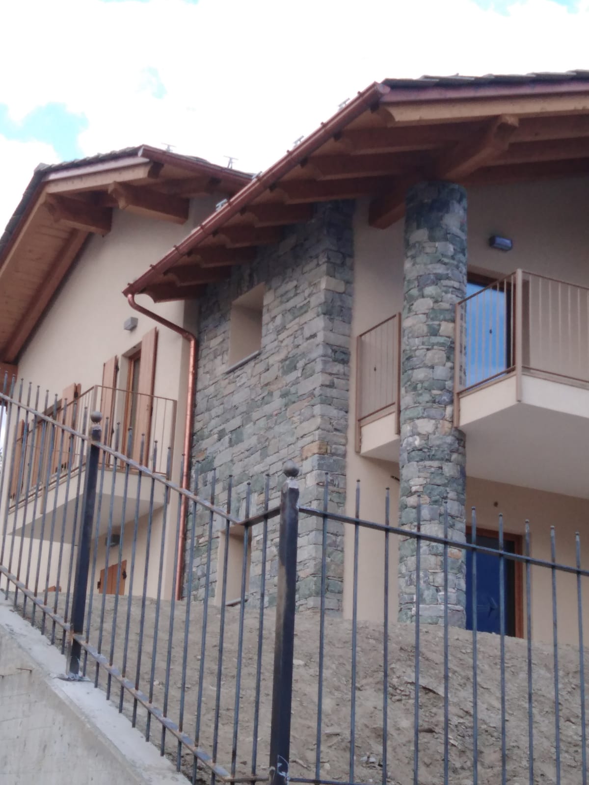 maison vue depuis la rue adjacente